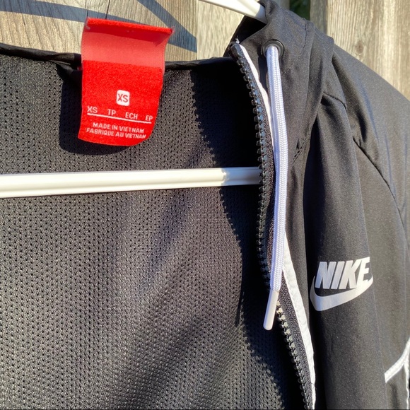 NIKE Women’s Athletics Canada Windrunner Jacket - Picture 4 of 6
